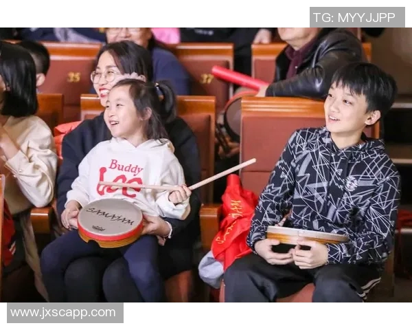 小孩巧妙整蛊足球明星引发全场爆笑瞬间与温馨互动